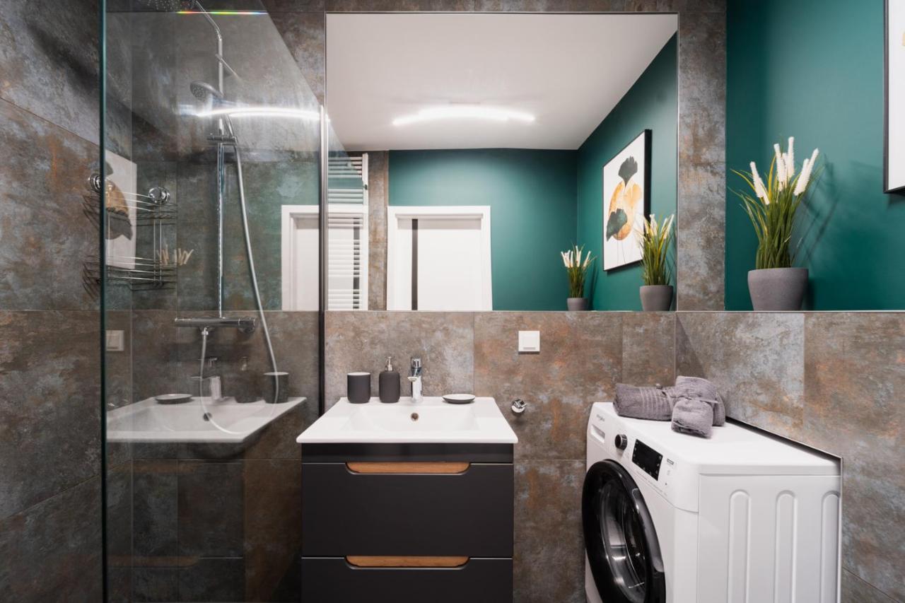 Апартаменты Uroczy Apartament Obok Sky Towera Вроцлав Экстерьер фото